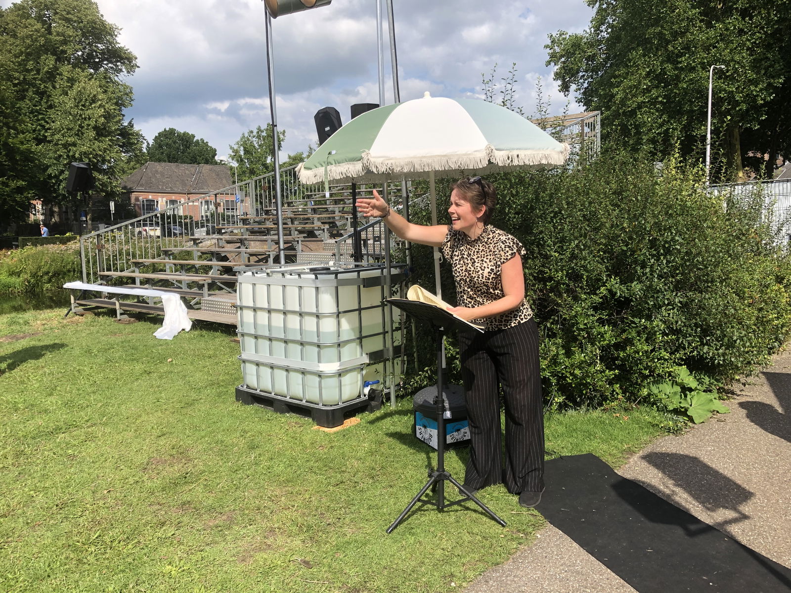 Zomeropera - dirigent Elske te Lindert met een parasol om de partituur droog te houden
