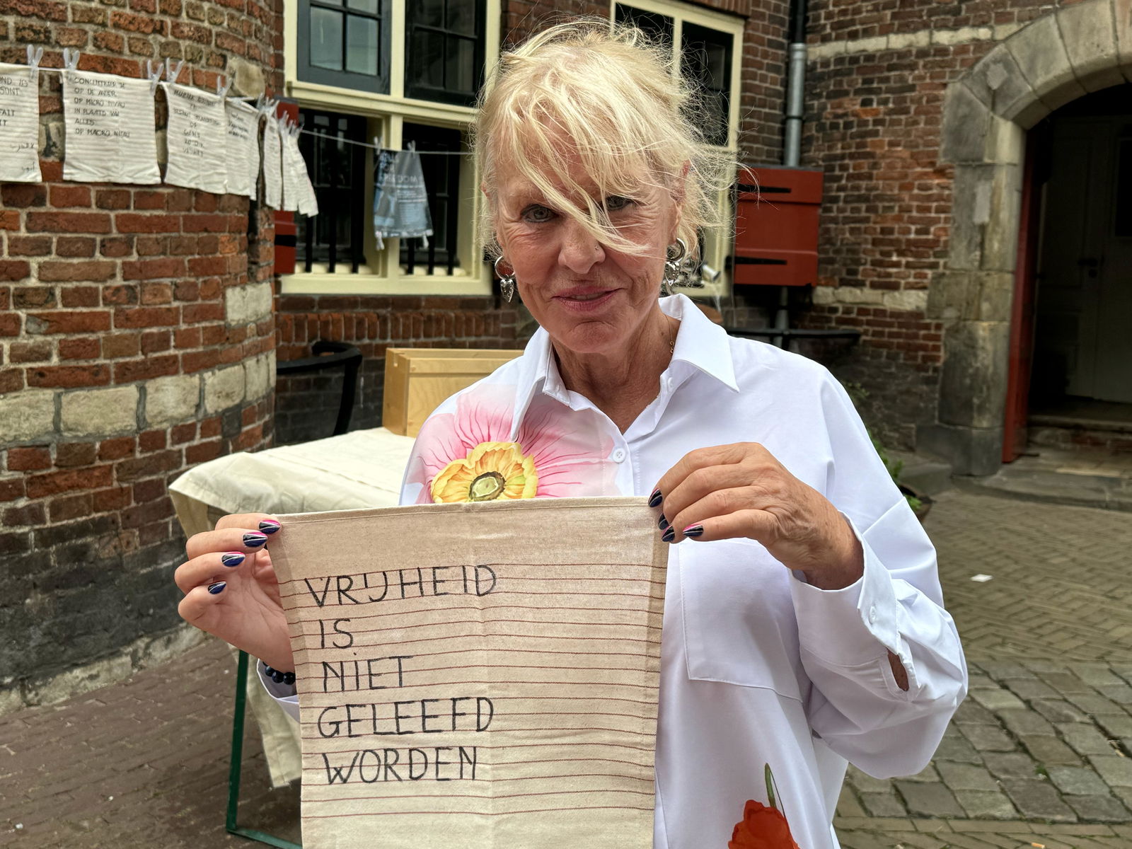 4 Bells for freedom - Vlaamse met haar spreuk