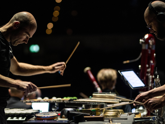 Een klok van brons én kogelhulzen - Ensemble HIIIT laat horen hoe dat klinkt