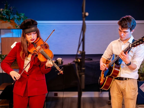 Live: 'vrije' violist Eva van der Sterren en gitarist Casper van Kempen