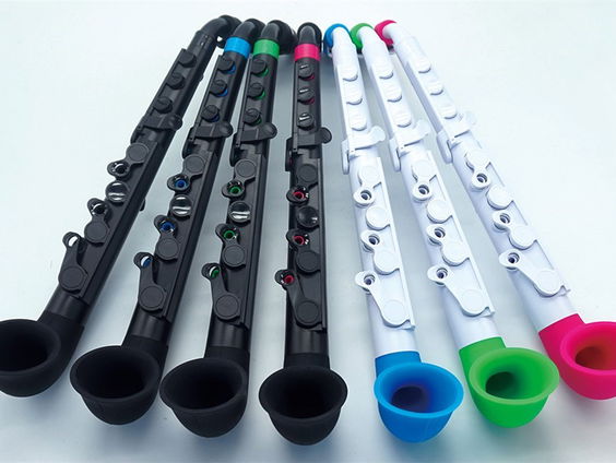 José Rikhof haalt mini-blaasinstrumenten naar Nederland voor de allerjongste musici