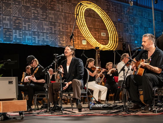 Kensington speelt Little by Little