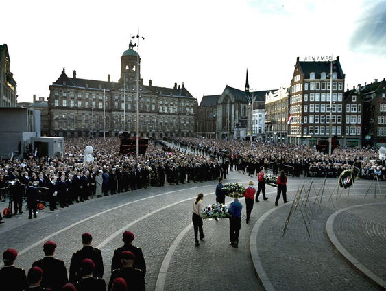 Ruben Hein legt met zijn vader een krans