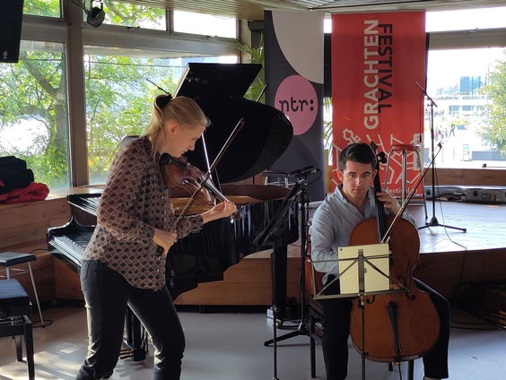 Earbites - Violist Charlotte Spruit en cellist Hugh Mackay