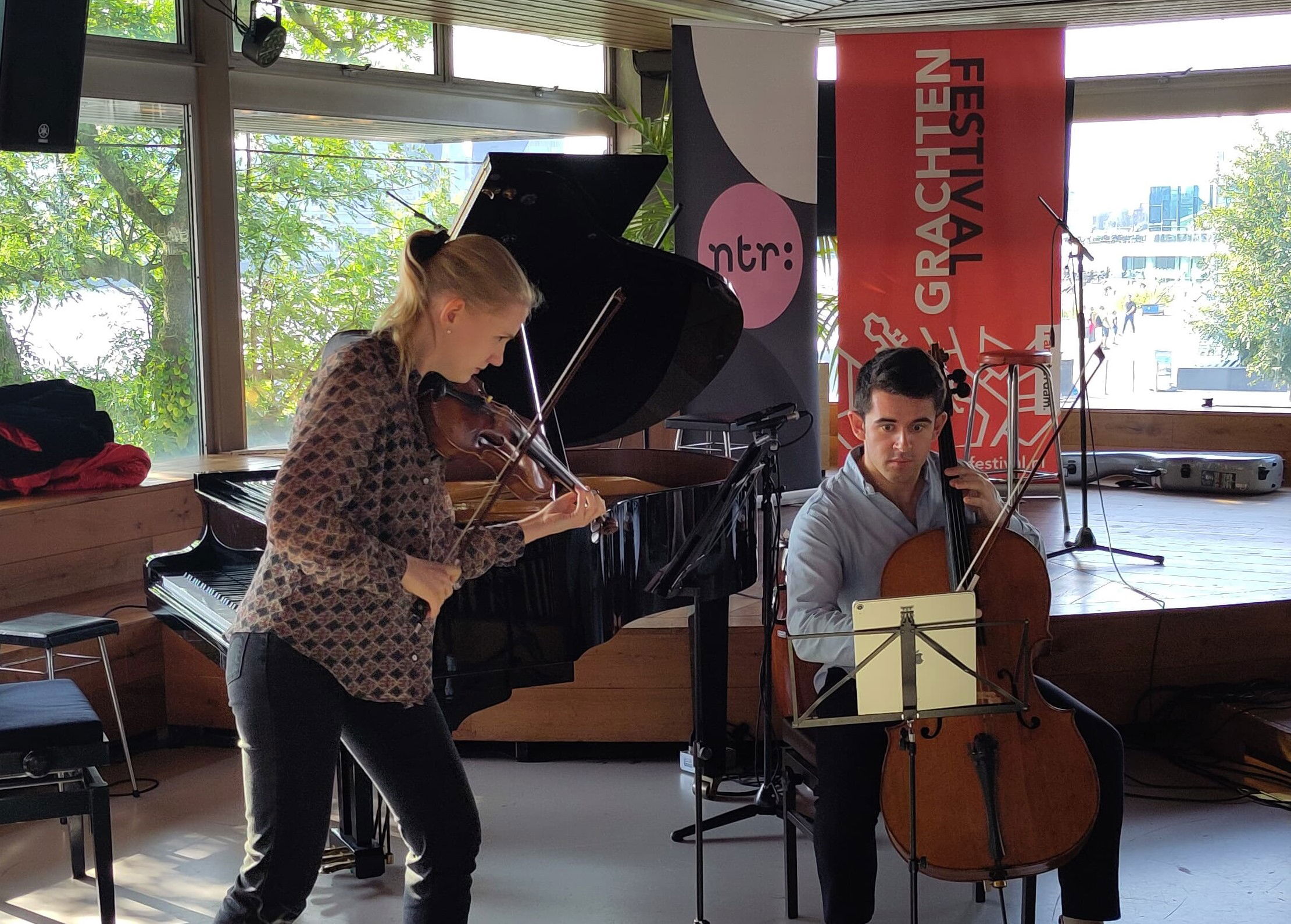 Earbites - Violist Charlotte Spruit en cellist Hugh Mackay