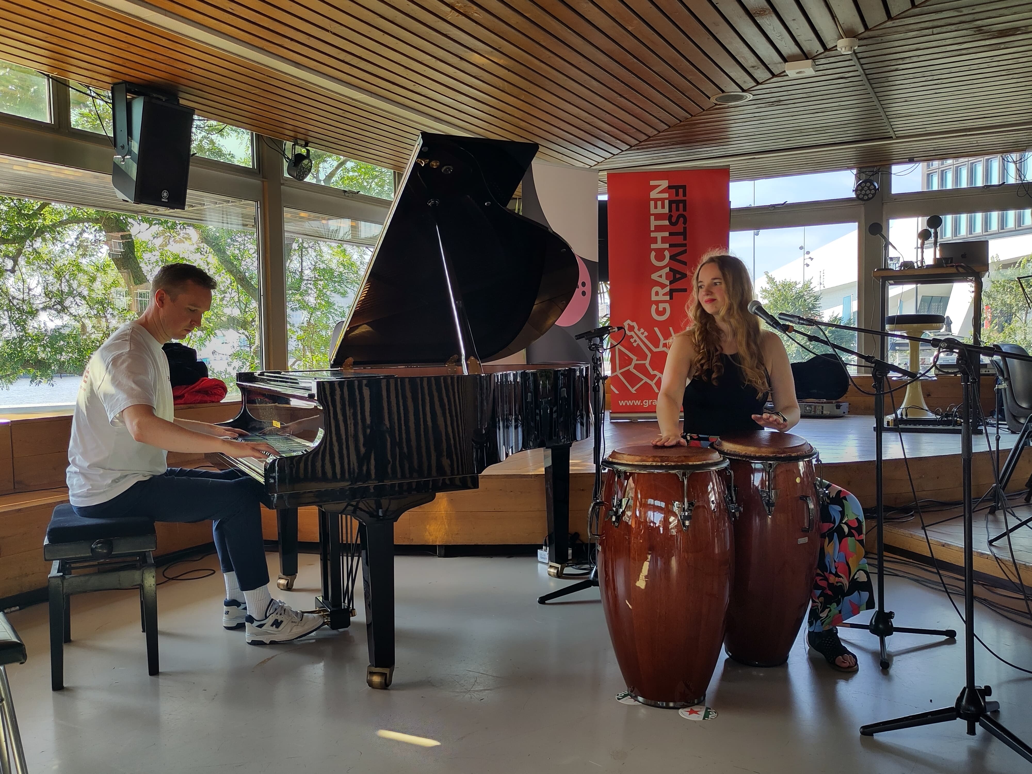 Earbites - zangeres/percussionist Chalina Smit & pianist Dani Brands