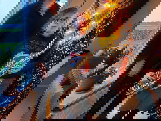 De Ochtend zet mensen in de kerstverlichting