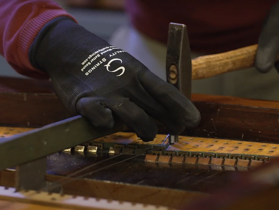 Hoe restaureer je een eeuwenoude Pleyel-vleugel?