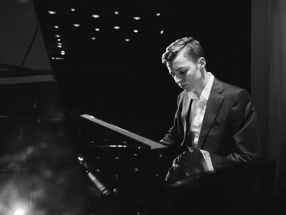 Earbites - pianist Carter Muller