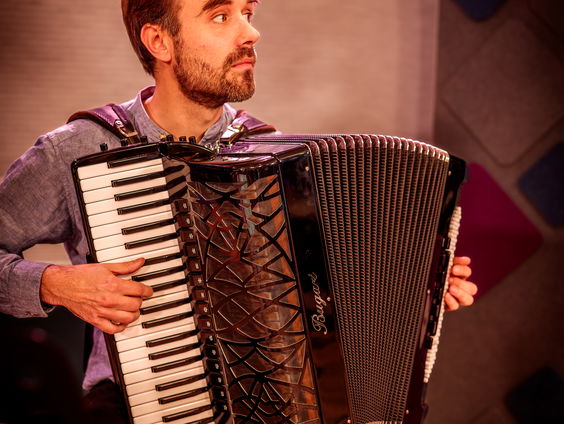 Bekijk het interview en live optreden van Nederlandse Muziekprijswinnaar Vincent van Amsterdam