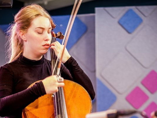 Live: cellist en zangeres Hadewych van Gent "Zingen voelt als de essentie van muziekmaken"