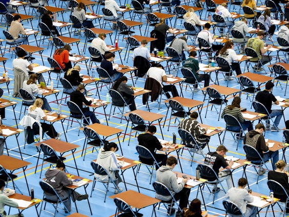 Scholieren maken eindexamens in het groen
