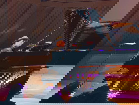 Wiekent Alexis Ffrench?