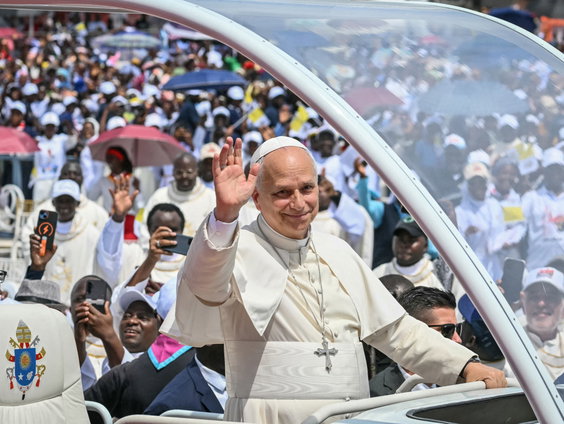 Paus Leo keert terug na 10-daagse tocht door Afrika