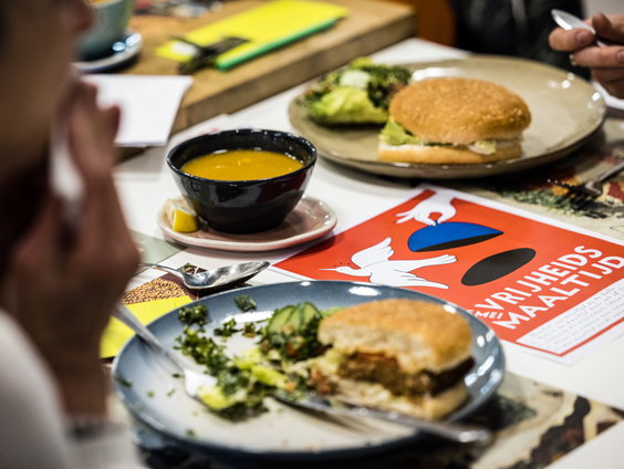 Samen aan tafel op bevrijdingsdag