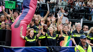 Politieagenten varen weer mee met Canal Parade