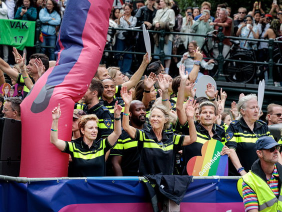 Politieagenten varen weer mee met Canal Parade