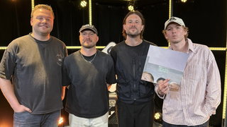 Bazart deelt hun muzikale inspiratiebronnen voor album 'EXIT' tijdens co-ho ...