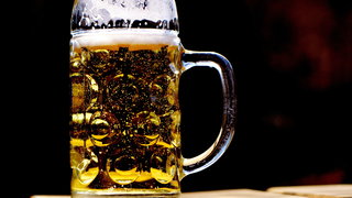 Brandende Vragen: mag je bier drinken achter het stuur?