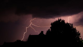 Brandende vraag: kan je stekkers in het stopcontact laten tijdens onweer?