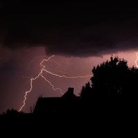 Brandende vraag: kan je stekkers in het stopcontact laten tijdens onweer?