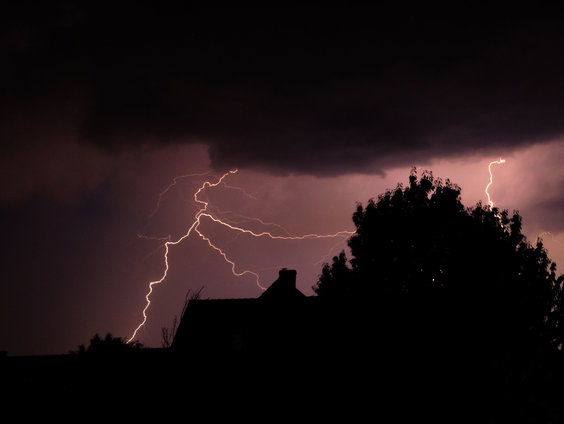 Brandende vraag: kan je stekkers in het stopcontact laten tijdens onweer?