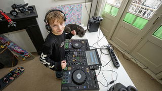 Knox Kind staat als 10-jarige op Tomorrowland, hoe dan?