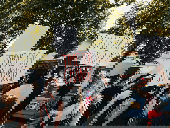 Nieuwe podcast Verzetje: hoe vind je houvast in een op hol geslagen wereld?