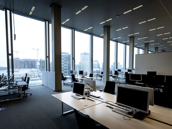 Ondanks zit-sta bureaus op kantoor bewegen we nog steeds veel te weinig