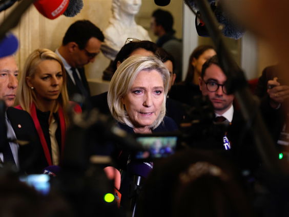 Marine Le Pen laat haar tanden zien