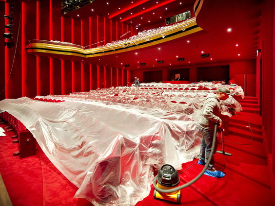 Beatrix Theater Utrecht doneert 350 stoelen aan theater in mijnstadje Suriname