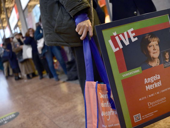 Memoires Angela Merkel populair; in de rij voor signeersessie