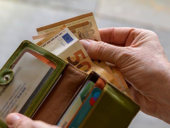 Aantal Nederlanders met geldzorgen gedaald