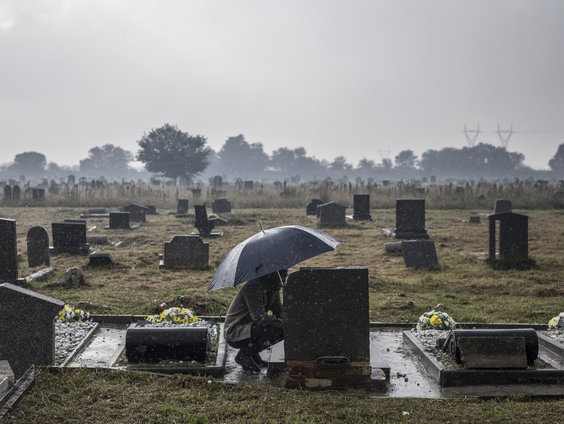 Portretten van kinderen van vermoorde ouders in serie Brandmerk