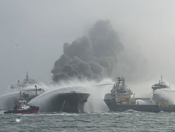 Welk gevaar vormen twee gebotste vrachtschepen op de Noordzee?