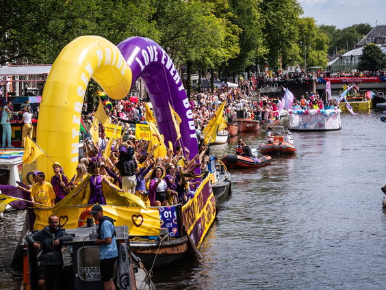 Prideboot met intersekse mensen vaart voor het eerst mee in de Canal Parade