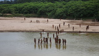 Contact maken met geïsoleerd volk Mashco-Piro in Peru