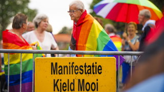 Protest tegen schrappen regenboogvlag in Oldebroek