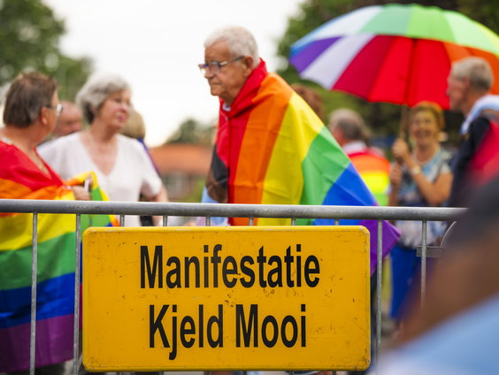 Protest tegen schrappen regenboogvlag in Oldebroek