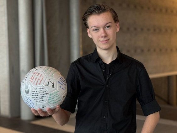 Kinderactivist Lars Westra; politiek, luister naar kinderen en ga met ze voetballen