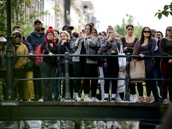 Kunstevenement Warmoes Biennale geopend in Amsterdam: "Zelfs bij de FEBO loop je tegen kunst aan"