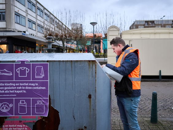 Waarom je je kleding niet in een textielcontainer moet gooien
