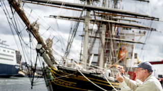 Hoe worden de schepen naar Sail Amsterdam geloodst?