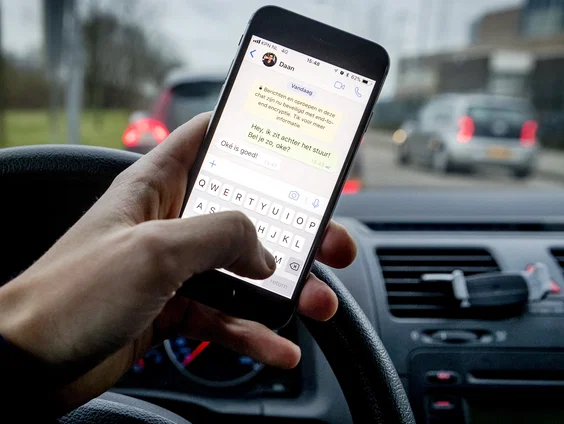 Helft weggebruikers gebruikt telefoon onderweg en dat kan leiden tot ongelukken