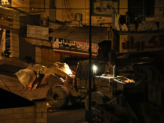 Ravage in Jenin op de Westelijke Jordaanoever na inval Israëlische leger