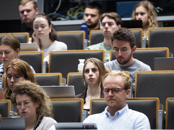 Stand.nl: 'Het kabinet moet zich houden aan de belofte van een maximale studierente'