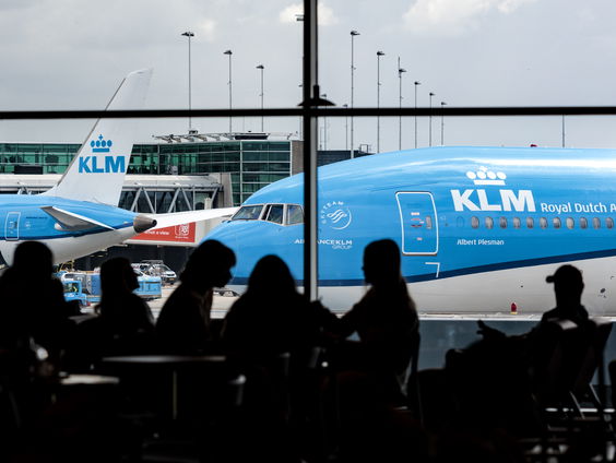 KLM in zwaar weer door stakingen en verhoging van de vliegbelasting