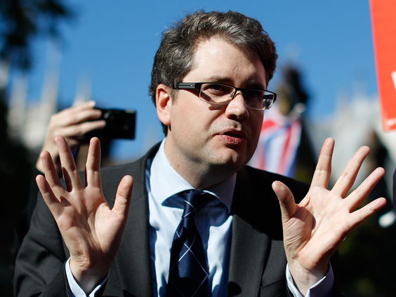 Bellingcat-oprichter ontvangt eredoctoraat: Van rebelse groep data-onderzoekers tot gerenommeerd onderzoe ...