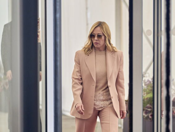 Meloni’s dubbelspel met migranten