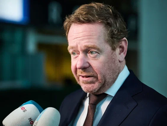 VVD-minister Van Weel erkent dat hij Tweede Kamer op verkeerde been zette in kwestie onbehandelde aangiften bij politie